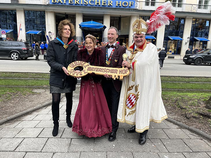 stürmischer Einzug des Narrhalla Prinzenpaares in das Hotel Bayerischer Hof (Foto: Martin Schmitz)